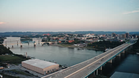 Hiperlapso-Aéreo-Estático-Del-Centro-De-Chattanooga,-La-Autopista-27-Y-El-Festival