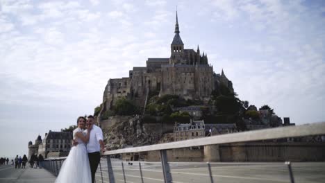 wedding couple in front of mount saint michel