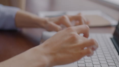 mujer escribiendo en una computadora portátil