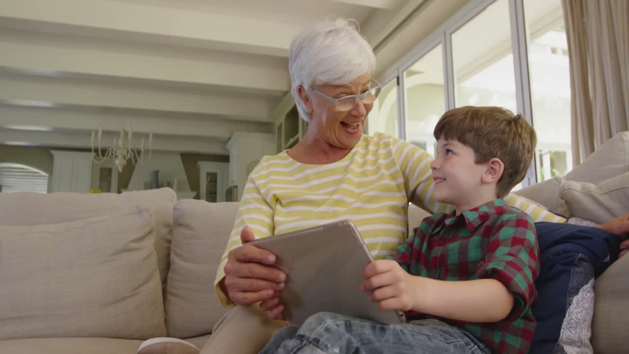 Famiglia di trascorrere del tempo insieme a casa