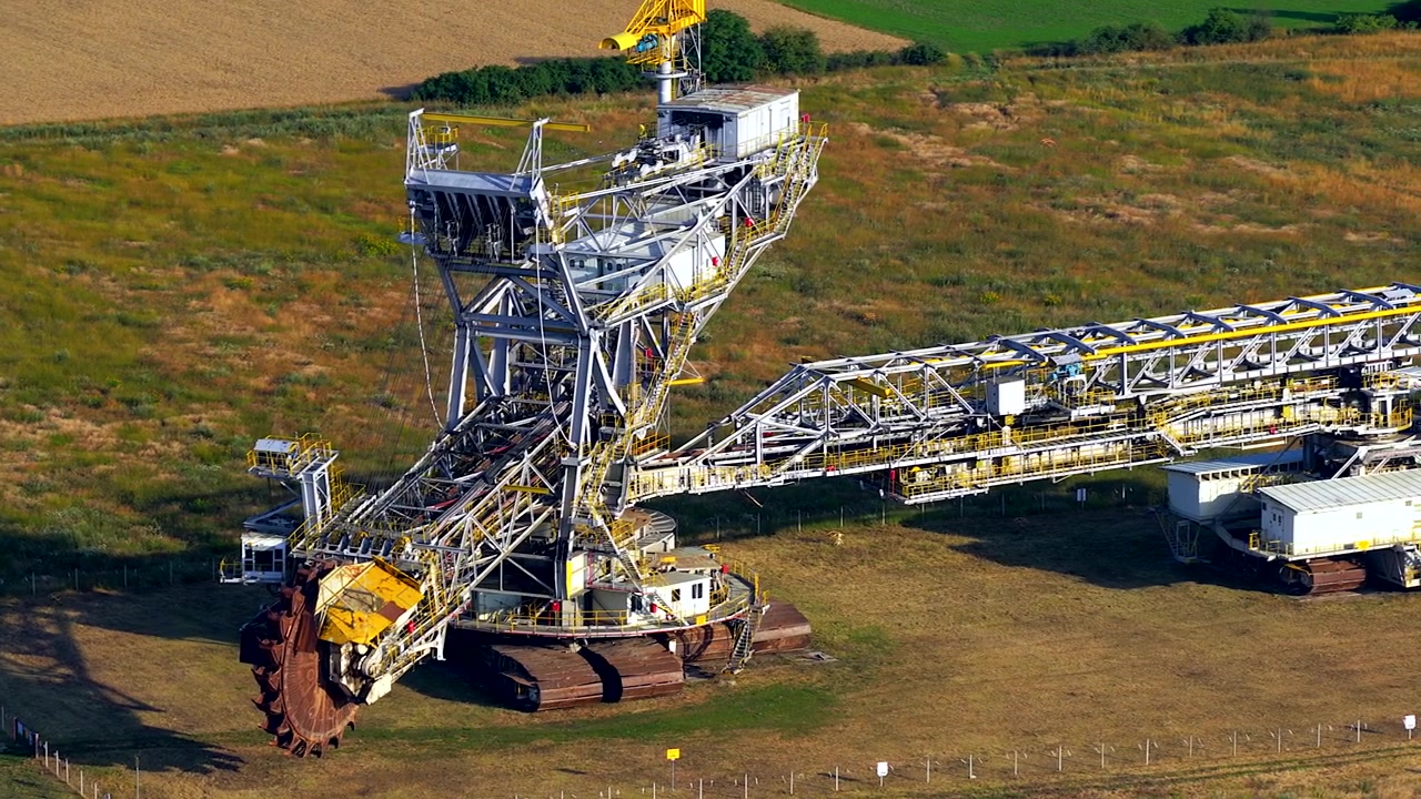 Vista aérea de una enorme excavadora de rueda de cangilones utilizada para la minería a cielo abierto. Maquinaria pesada para la extracción de carbón y la producción de energía en Polonia