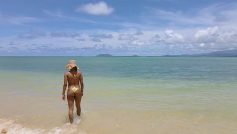 Chica-Sexy-En-Bikini-Amarillo-Y-Sombrero-De-Paja-Disfrutando-Del-Mar-En-Una-Isla-Paradisíaca