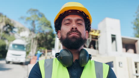 retrato de un trabajador de la construcción en un sitio de construcción
