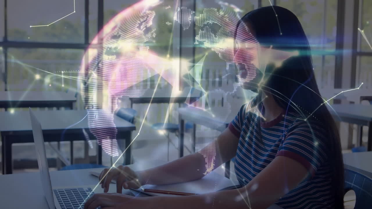 노트북에서 타이핑하고, 세계 지도와 데이터 처리 애니메이션을 가진 여성