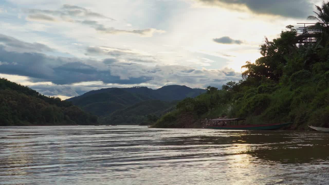 메콩 강에서 황금 시간, 물 위의 빛 반사, 타임 스