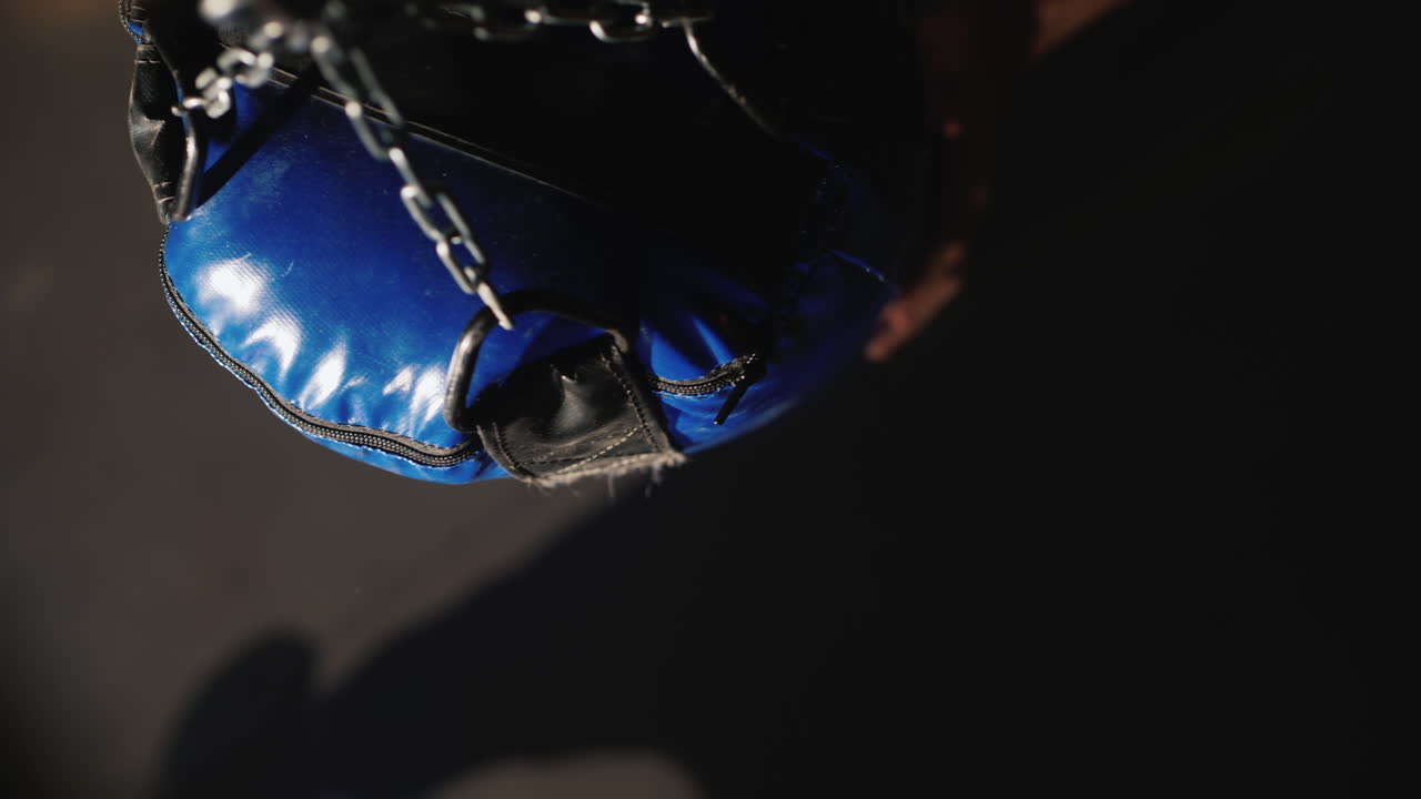 la vista desde arriba de la pera de boxeo en la que golpea el atleta