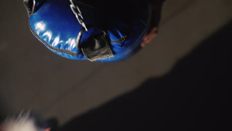 la vista dall'alto della pera da boxe su cui batte l'atleta