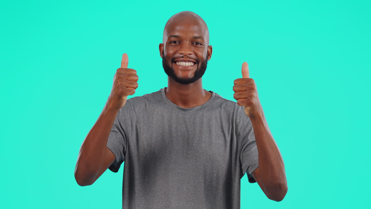 feliz, cara y hombre negro con los pulgares hacia arriba en el estudio