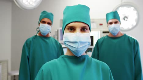 retrato del equipo médico de pie en la sala de operaciones