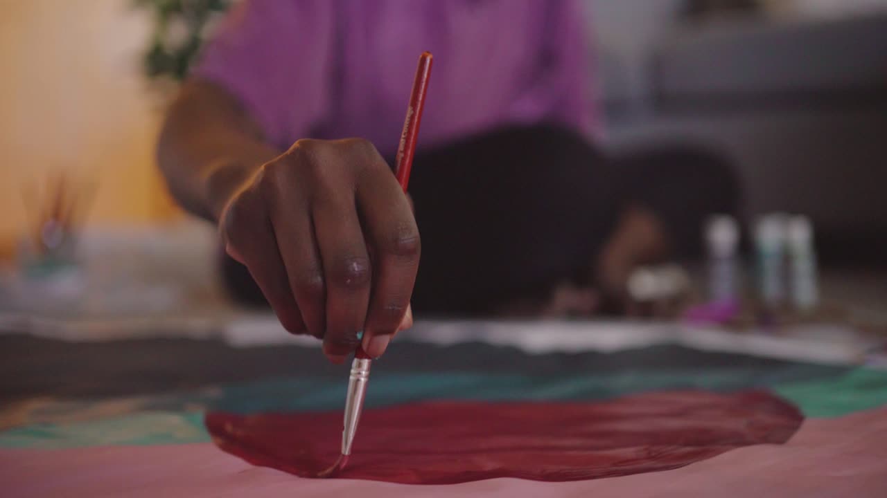 joven mujer africana dibujando en casa