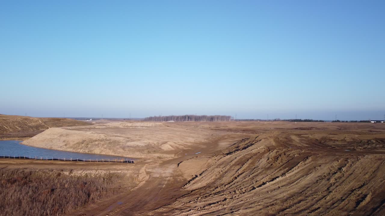 Cielo agradable con una zona industrial preparada para la construcción