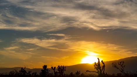 una puesta de sol colorida en una tarde nebulosa en el desierto del desierto de mojave - lapso de tiempo estático