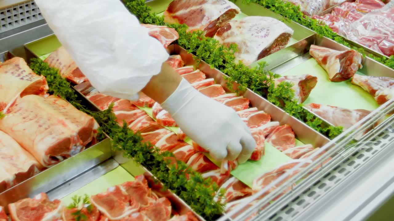 냉장고 4k에 고기를 배열하는 도살자