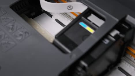proceso de impresión de un documento en papel en una impresora de chorro, impresión de tokens nft