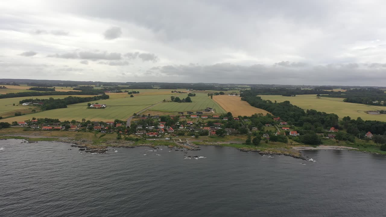 vista de drones de un pequeño pueblo en la isla danesa de bornholm en el verano