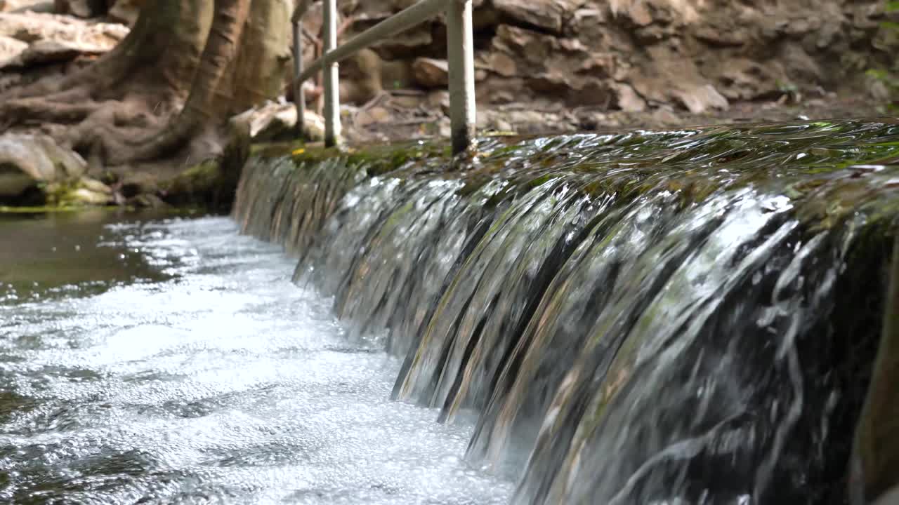 el agua fluye suavemente - imágenes de 4k.