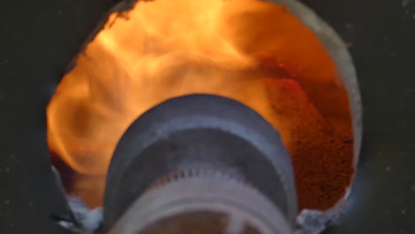 boquilla de valor de propano con fuego en barril de acero