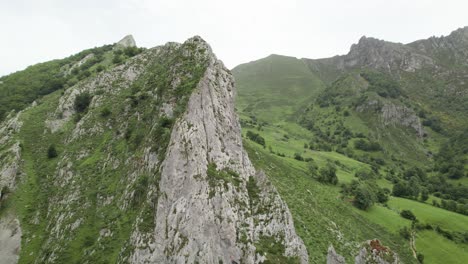 Aerial-parallax-of-Foces-del-Pino,-Aller,-Asturias