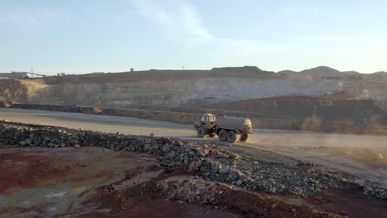 유조선의 시네마틱 트래킹 항공 샷