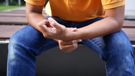 hombre con dolor en la muñeca