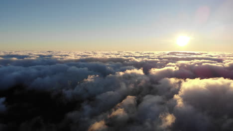 el dron captura la belleza etérea del amanecer en pico areiro, mientras las nubes giran alrededor de los picos de las montañas, pintando el cielo en una impresionante exhibición de colores.