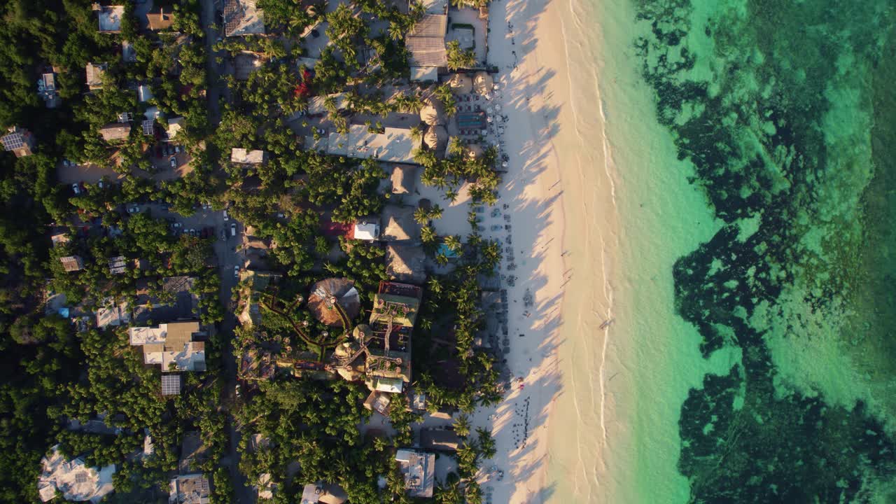 vista aérea de pájaro de la playa de arena de akiin con mar turquesa