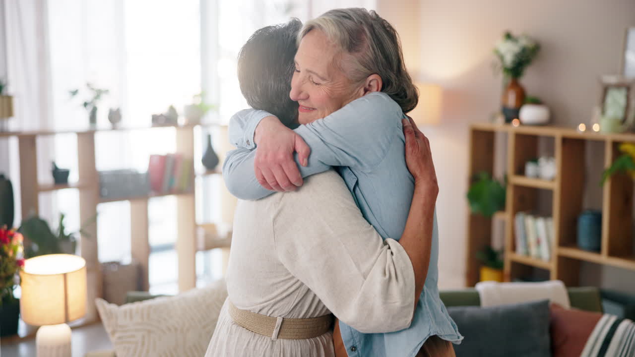 Amigos felices abrazándose