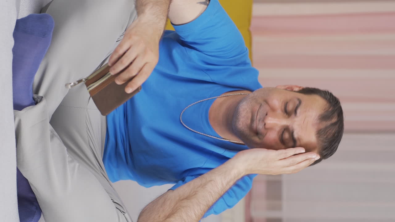 video vertical de un hombre en una crisis financiera.