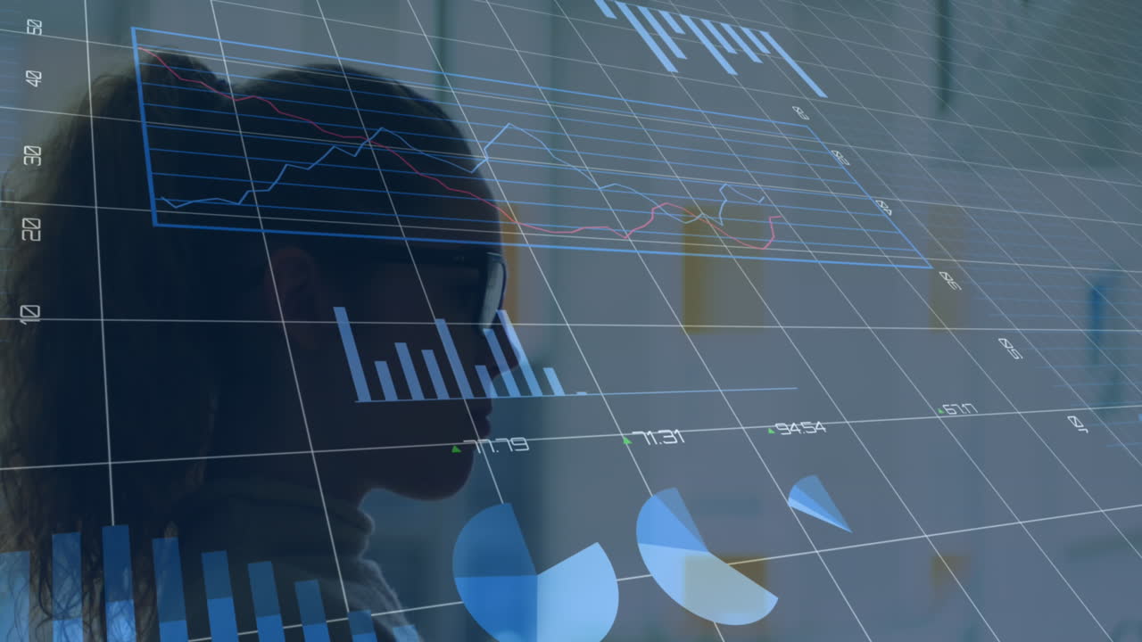 animación de procesamiento de datos estadísticos contra una mujer biracial comiendo un bocadillo en la oficina