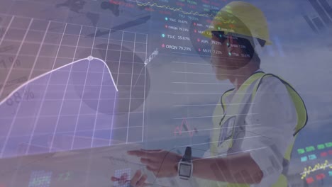 animación de la interfaz infográfica, ingeniero asiático con equipo de seguridad de pie contra el cielo nublado.