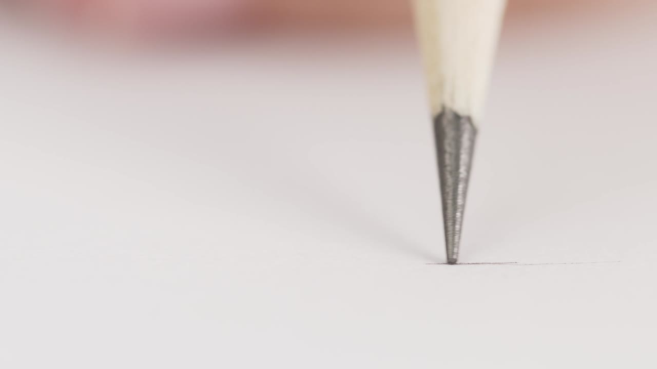 손가락은 더미에서 작은 동전을 들어올립니다.