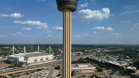 subiendo a la torre de las américas para revelar la cubierta de observación