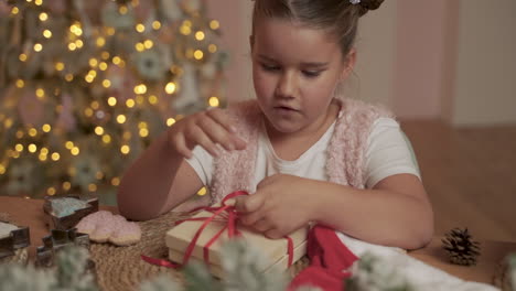 niña desatar lazo de regalo de navidad