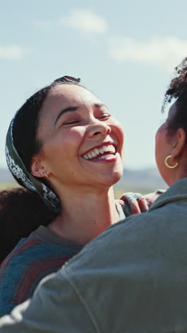 Abrazo,-Amigas-Y-Primer-Plano-Con-Sonrisa-En-La-Naturaleza