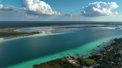 vista aérea con vistas al lago bacalar y la laguna de siete colores, en quintana roo, méxico - dando vueltas, tiro de drones