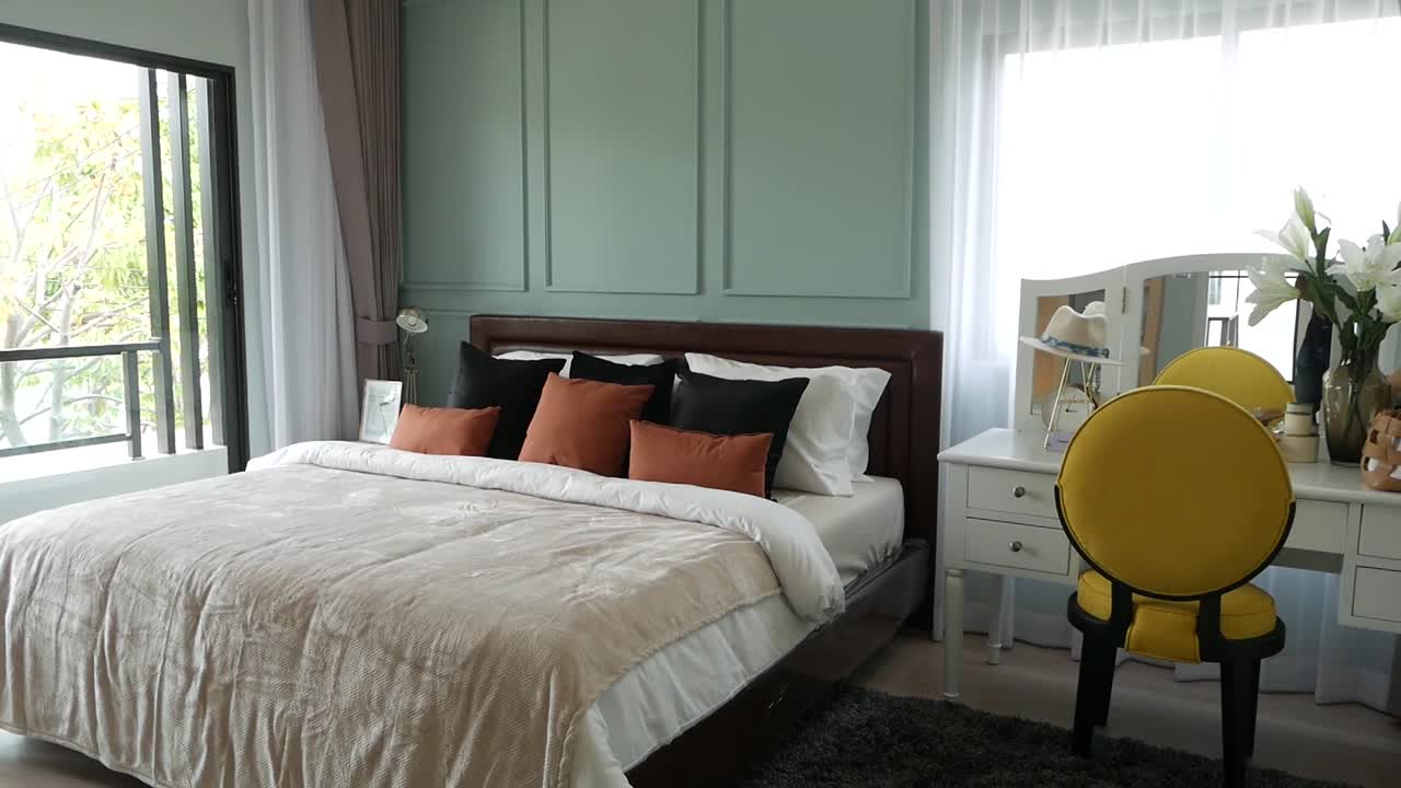 idea de decoración de dormitorio elegante completamente amueblado con iluminación natural