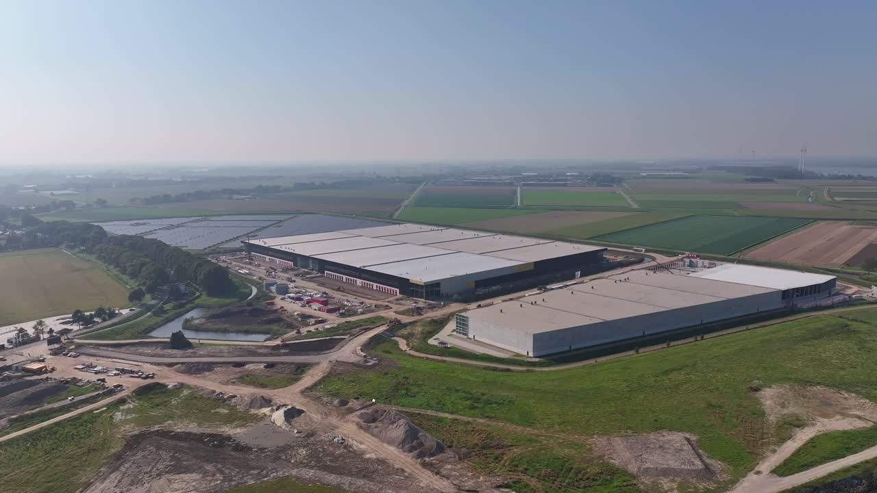 Lenta vista aerea in parallasse di una vasta area di strutture di stoccaggio