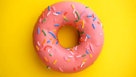 el donut glazado de primer plano.