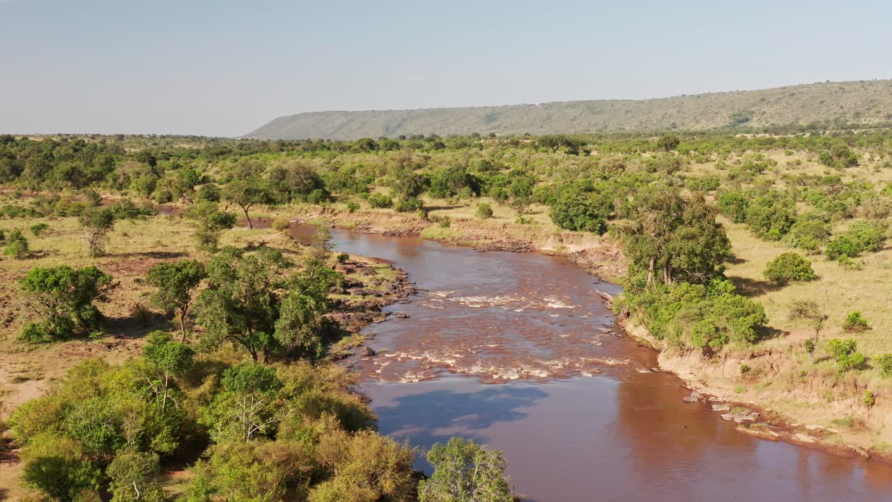 maasai mara toma aérea de avión no tripulado del paisaje del río masai mara en áfrica, kenia desde arriba con hermosos árboles verdes y exuberantes verdes, amplia toma de establecimiento alta
