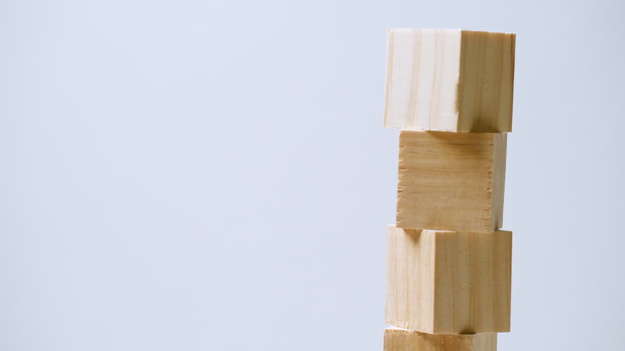 회전하는 표면에 쌓인 작은 나무 큐브