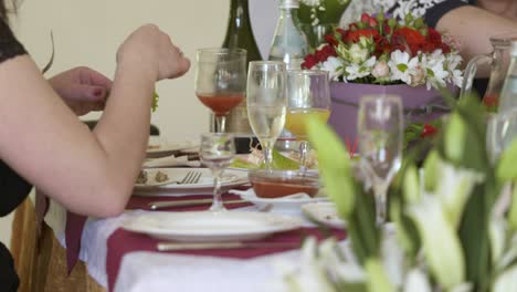 grupo de personas disfrutando de una comida en una mesa de cena festiva en un restaurante