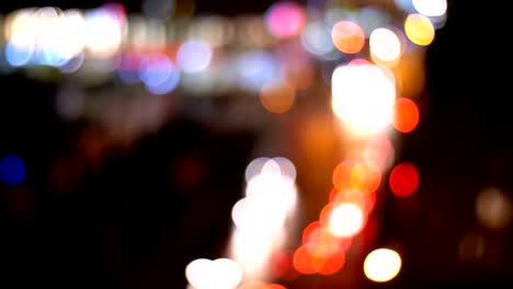 semáforos nocturnos de la ciudad desenfocados