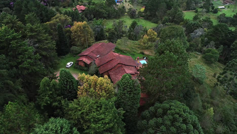 Haus-Mit-Pool-Inmitten-üppiger-Vegetation