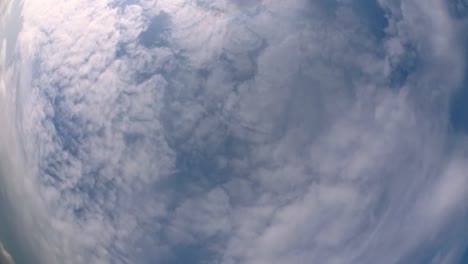 cielo azul y capa de nubes moviéndose en una hermosa tarde soleada