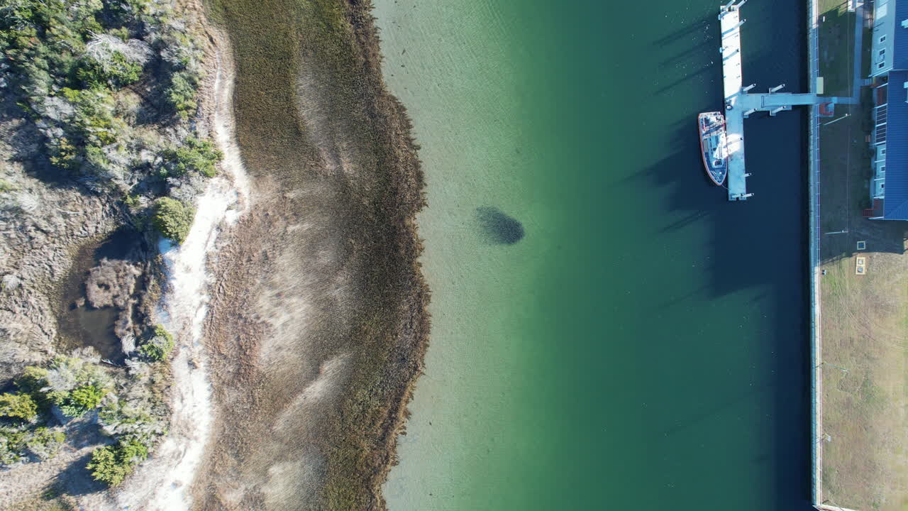 은 바다 물에서 형성 된 미끼 공의 넓은 드론, 물고기의 학교의 공중