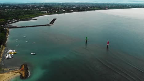 hermosa playa cinematográfica de sanur, metraje de drones de bali con paisajes interesantes, barcos de pesca y clima tranquilo