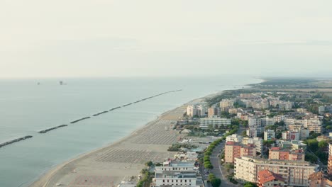 Luftaufnahme-Des-Sandstrandes-Mit-Sonnenschirmen-Und-Pavillons