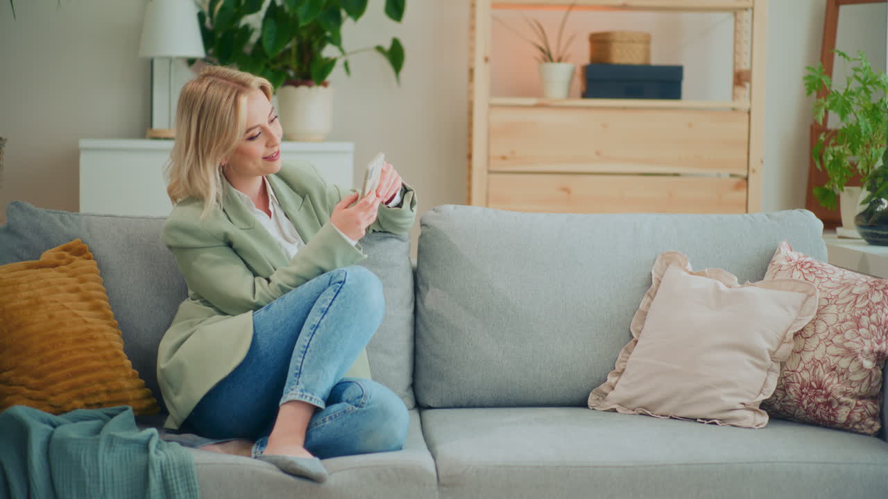 행복한 사업가 여성은 집에서 사업을 관리합니다.