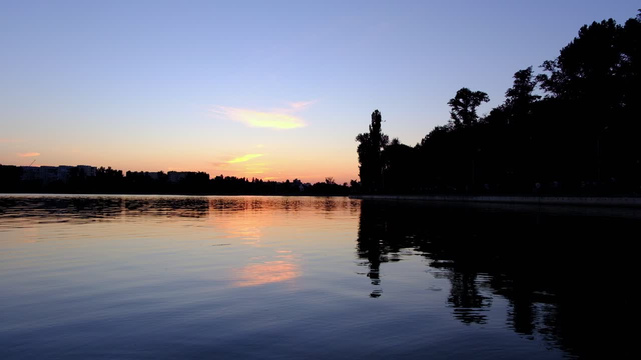 조용 한 호수 위 에 해 가 지는 것