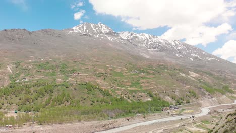 Vista-Aérea-De-Las-Poderosas-Montañas-Del-área-De-Lahaul-En-Himachal